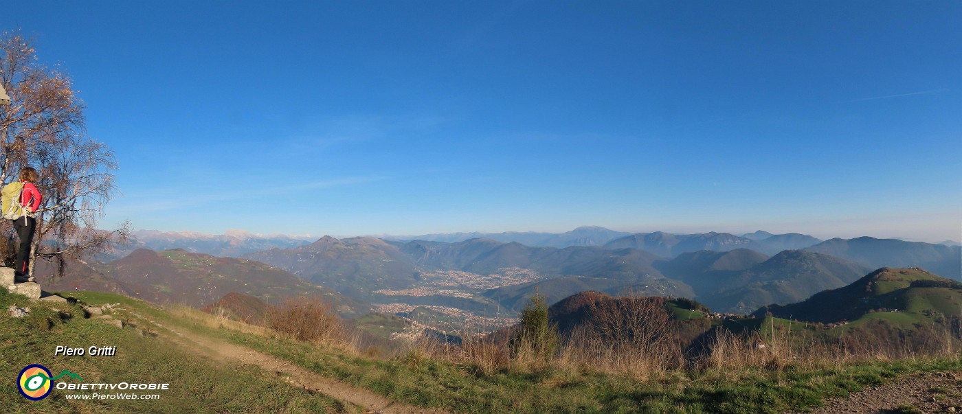 43 Dalla Madonna della neve in vetta al Monte Poieto (1360 m) Erica localizza il suo paese.jpg